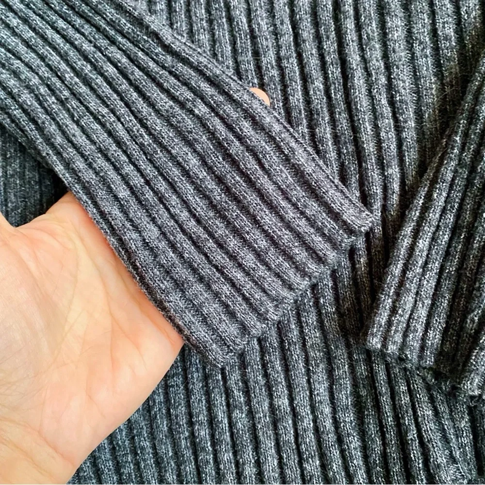 🌌 VERO MODA MIDNIGHT GREY RIBBED V-NECK SWEATER!